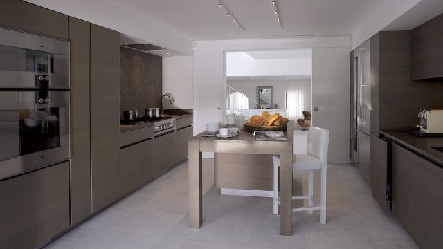 An inviting central island in a designer contemporary kitchen