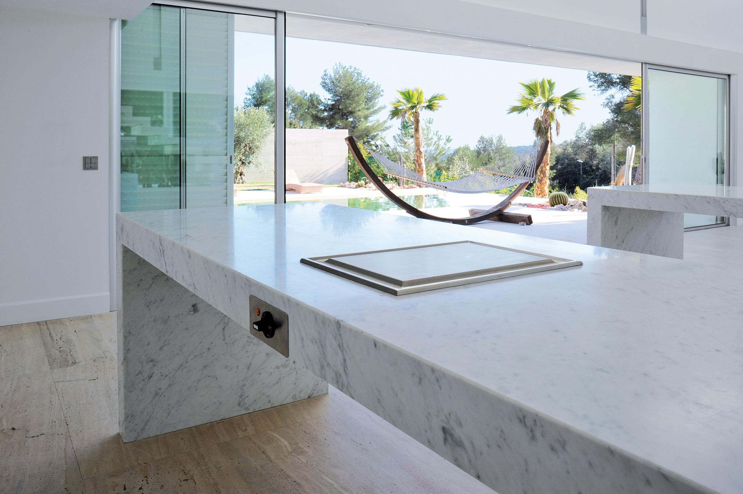 Immaculate white lacquer kitchen with Carrera marble countertops - Atelier  de Saint Paul