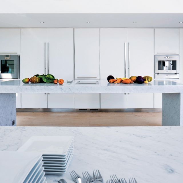 Immaculate white lacquer kitchen with Carrera marble countertops - 2