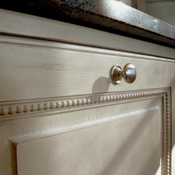 Exclusive wood finishing on remarkably crafted cabinets - 3