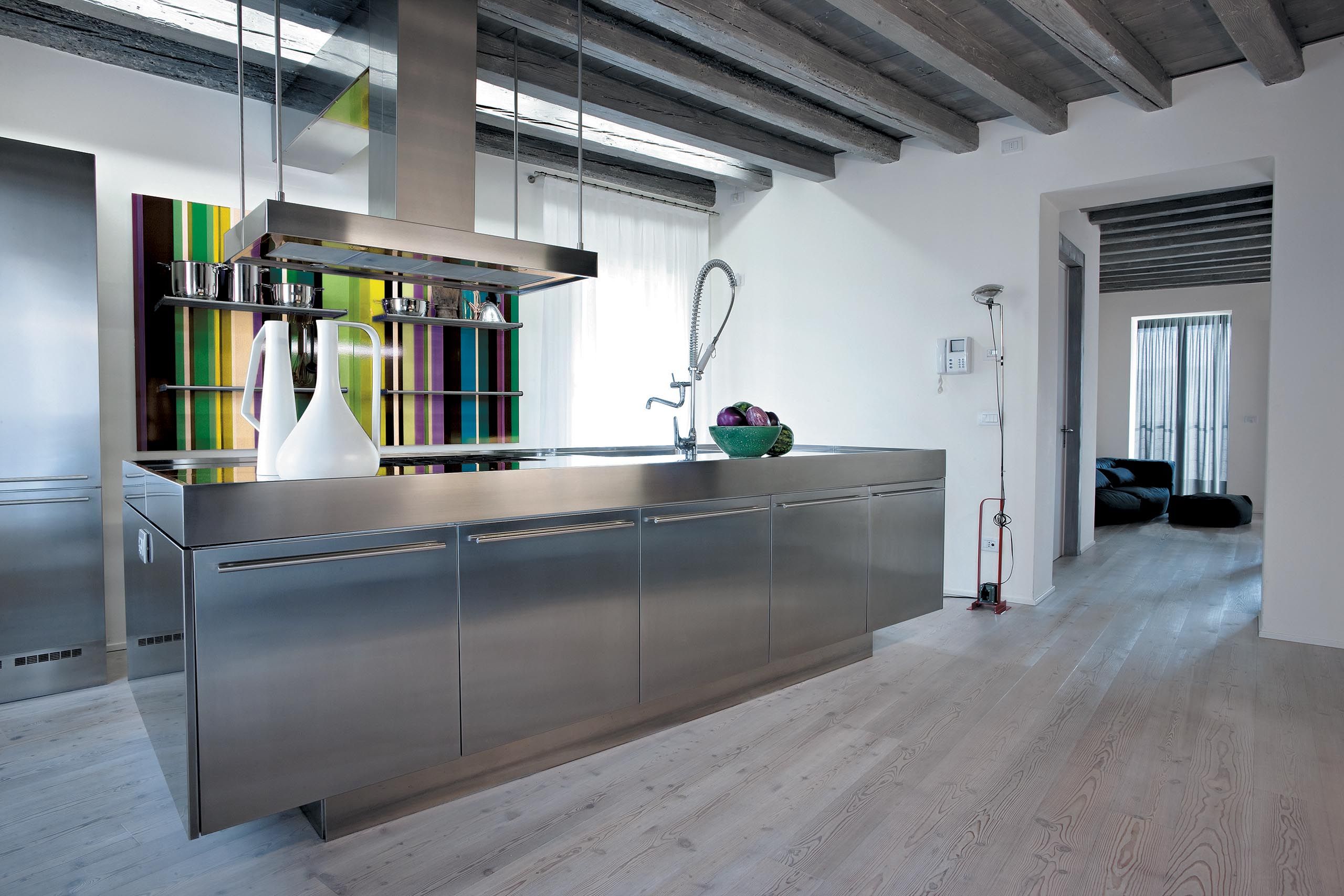 A stainless steel kitchen with bold coordinated design