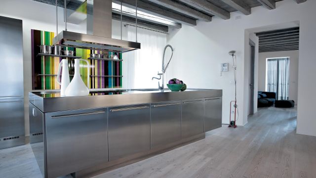 A stainless steel kitchen with bold coordinated design