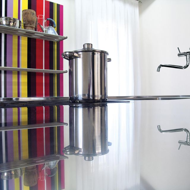 A stainless steel kitchen with bold coordinated design - 3