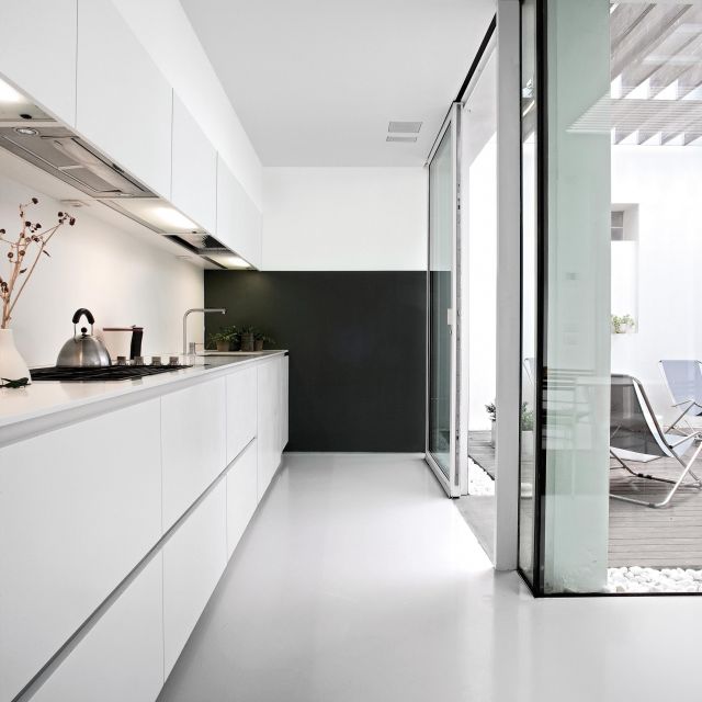 Super sleek lacquered kitchen featuring well-balanced and light-filled design - 1