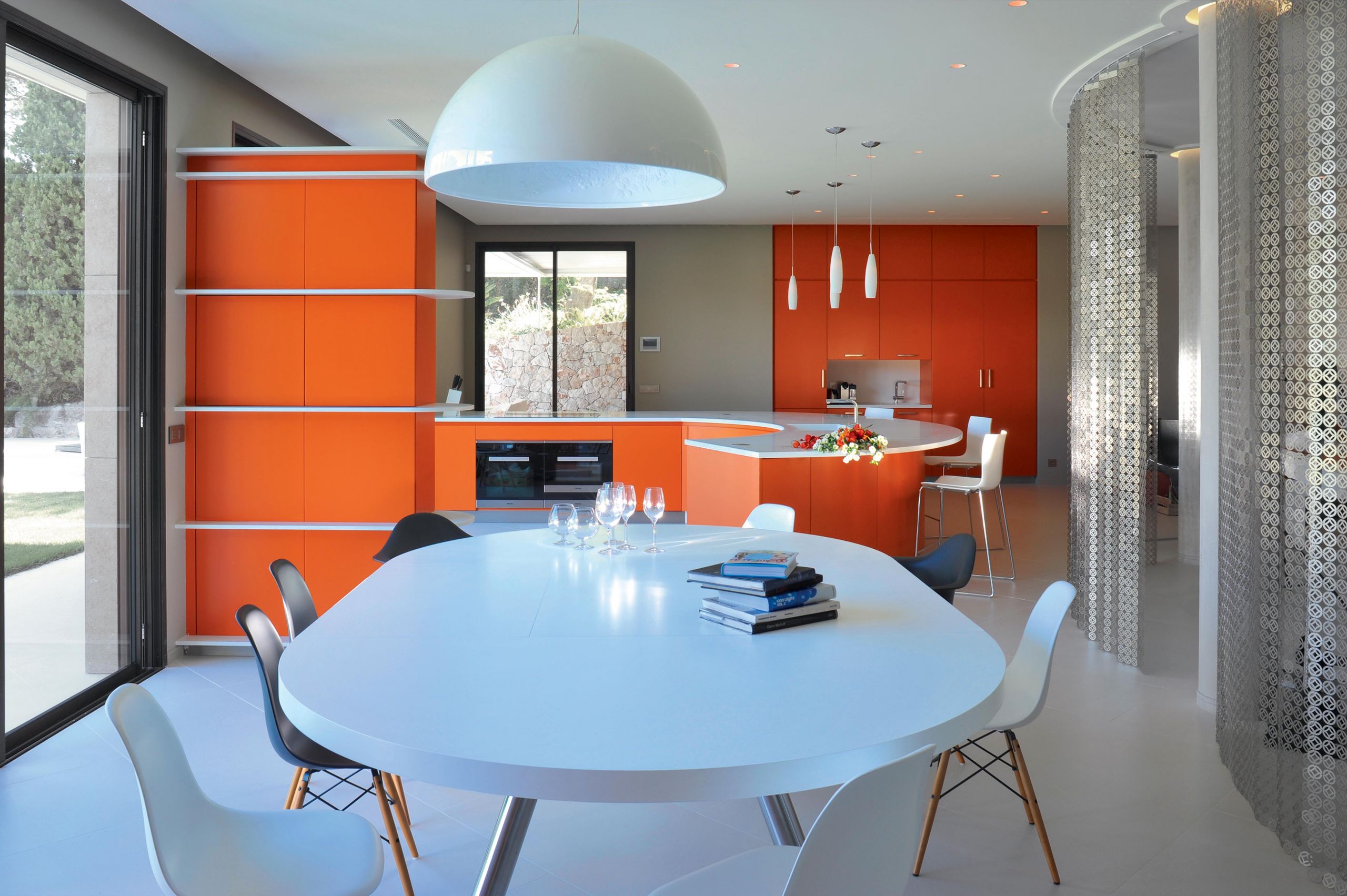 A gently curving design, Corian countertops, and integrated handles