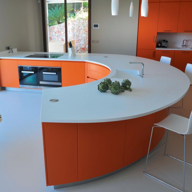 A gently curving design, Corian countertops, and integrated handles - 1