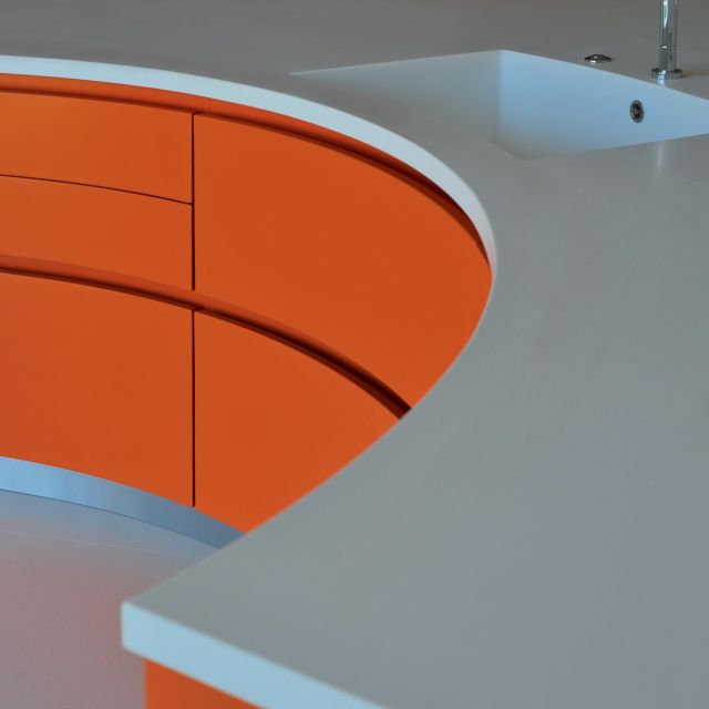 A gently curving design, Corian countertops, and integrated handles - 3