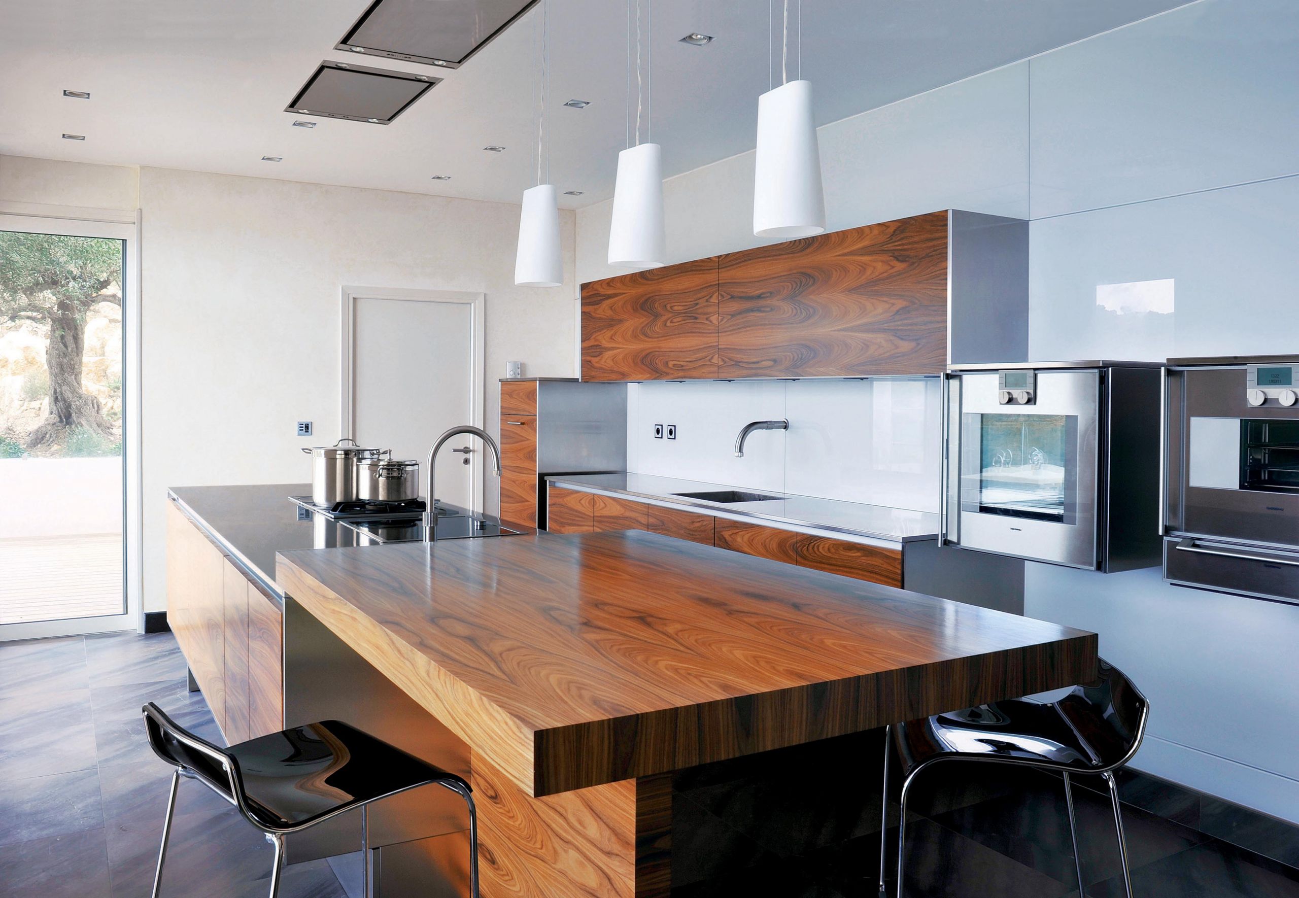 Excellence in working with premium materials to create precision kitchens with timeless elegance