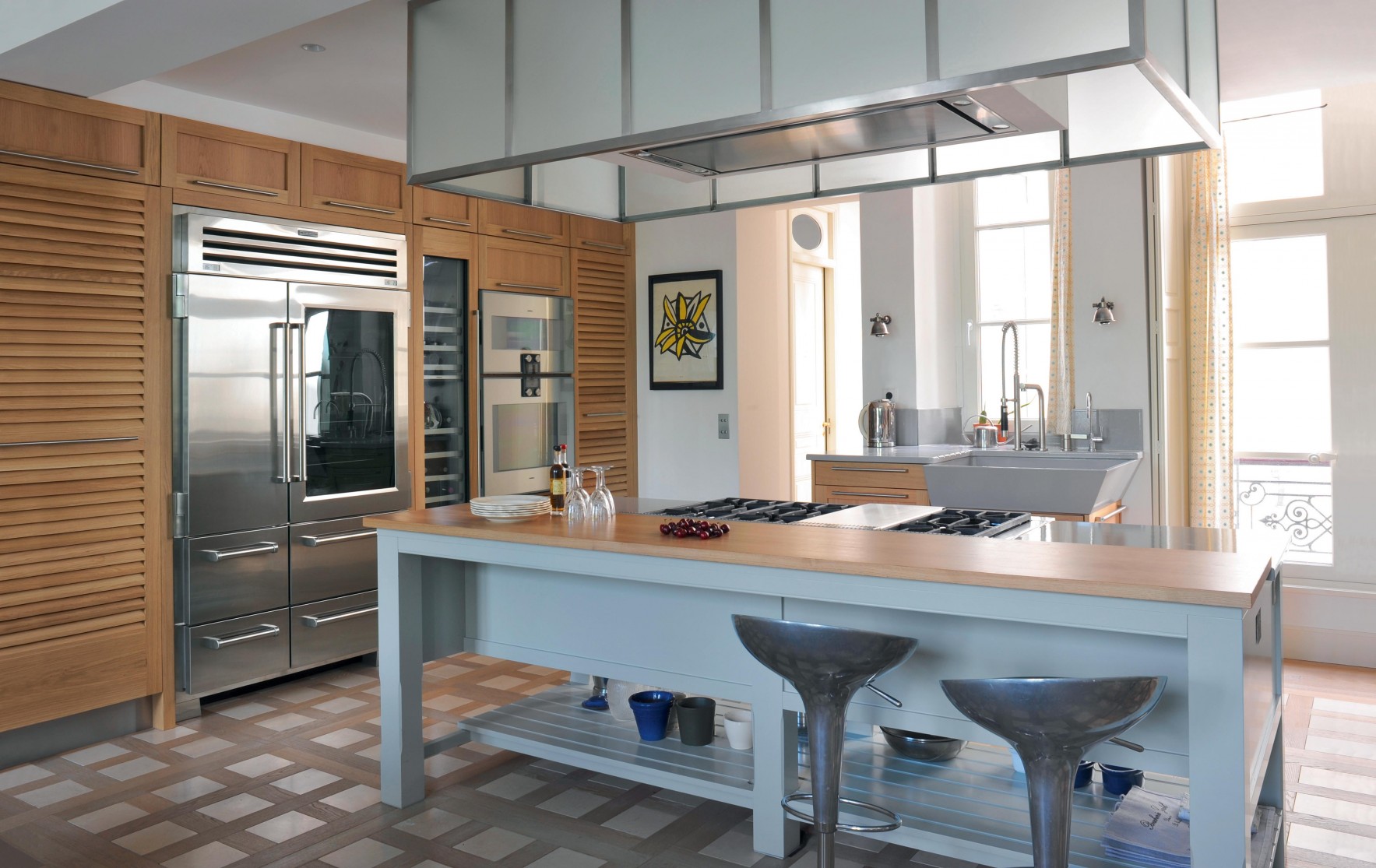 Classic kitchen pairing natural oak and lacquered wood, with a commanding central island