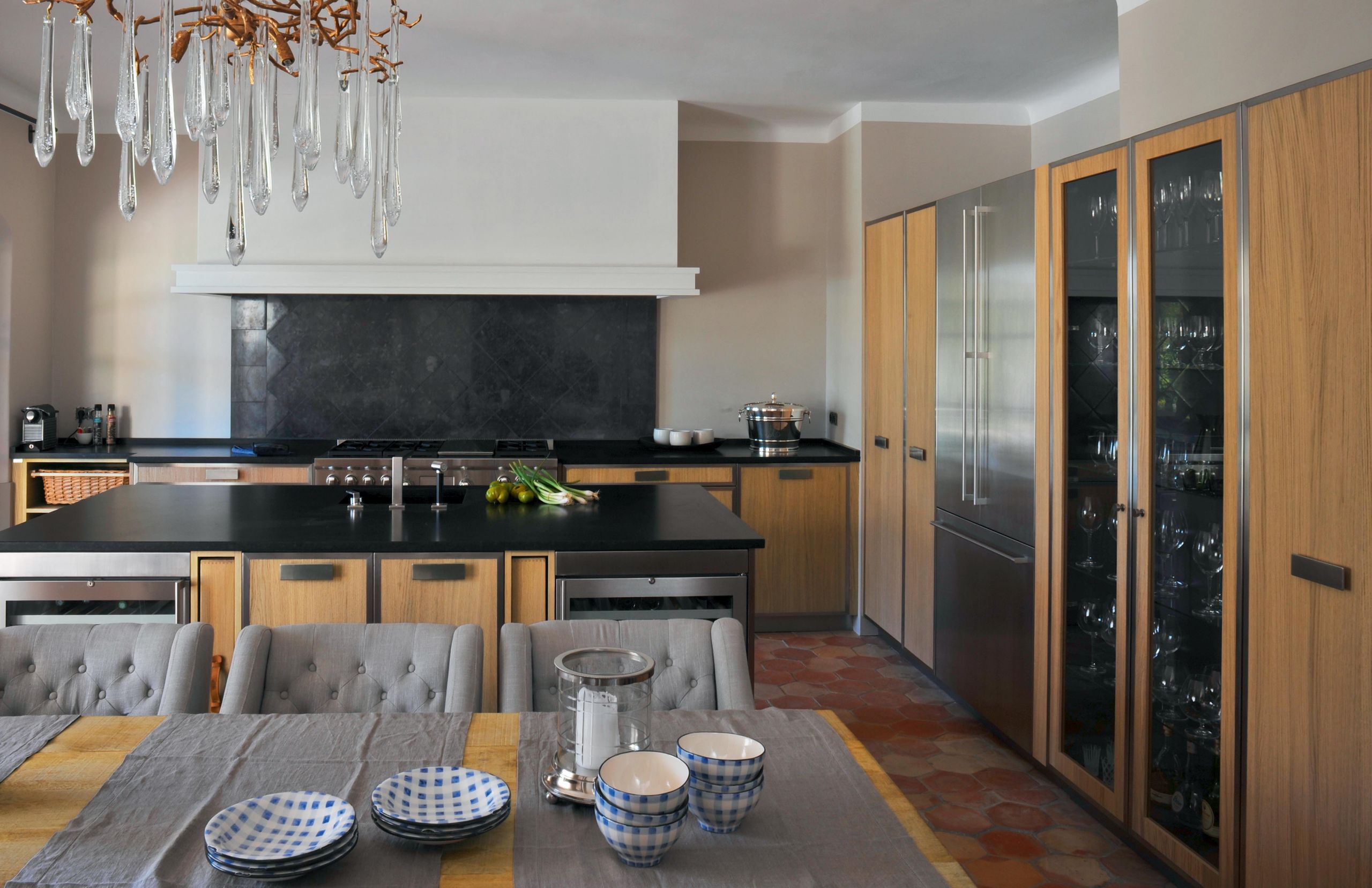 Blending tradition and modernity in this oak wood kitchen with stainless steel finishing