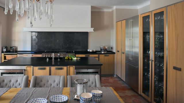 Blending tradition and modernity in this oak wood kitchen with stainless steel finishing