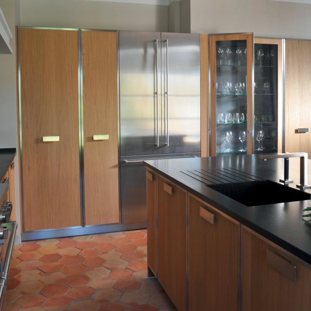 Blending tradition and modernity in this oak wood kitchen with stainless steel finishing - 1