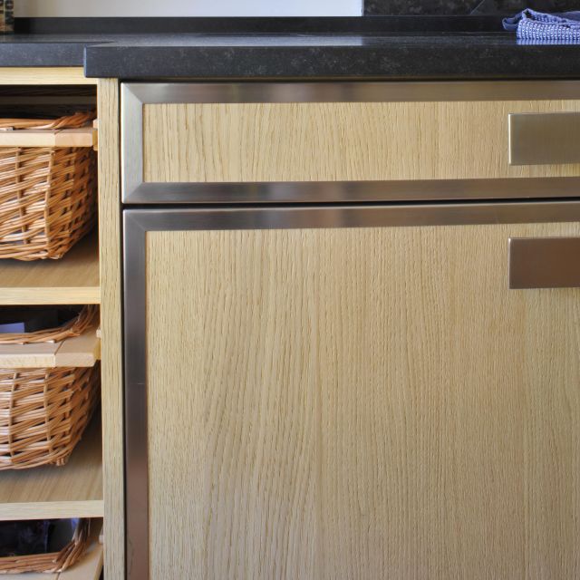 Blending tradition and modernity in this oak wood kitchen with stainless steel finishing - 2