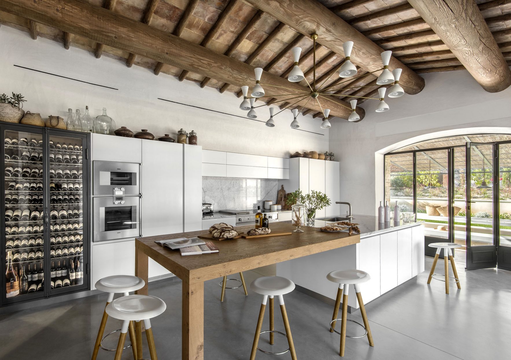 Cuisine harmonieuse et contemporaine pour cette rénovation sur mesure.